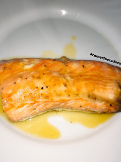 Una foto de Salmón con salsa de mandarina y miel