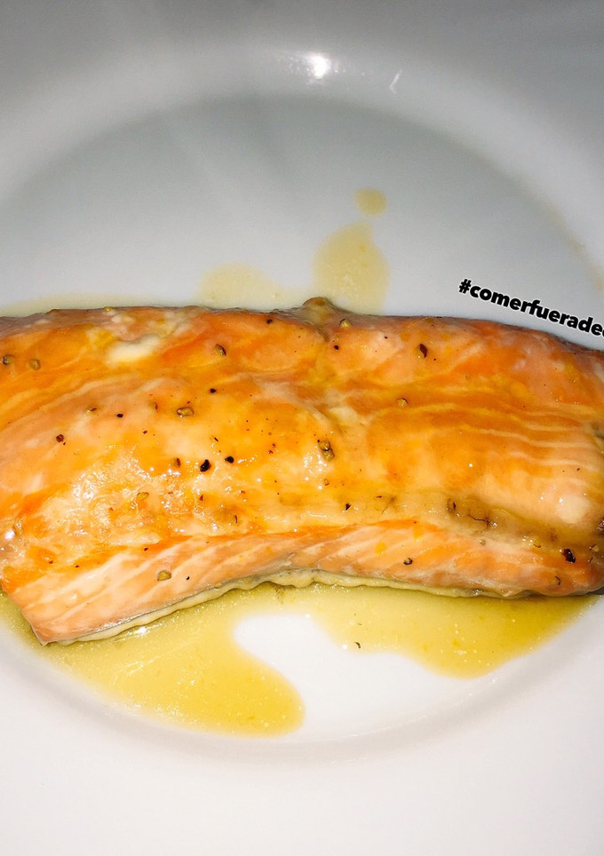 Una foto de Salmón con salsa de mandarina y miel