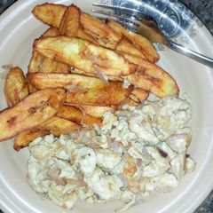 A picture of Plantain chips with stare fry eggs🍳.