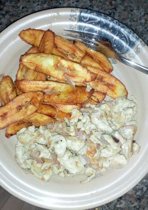 A picture of Plantain chips with stare fry eggs🍳.