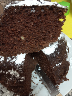 Una foto de Bizcocho de chocolate esponjoso y sin levadura