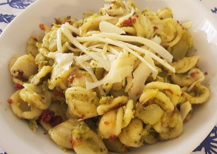 Orecchiette con sparacelli e pomodori secchi