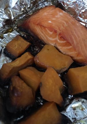 Una foto de Salmón con vegetales saludable y sin olor en la cocina!