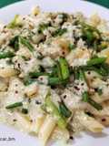 Macarrones con ajetes, trigueros, gambas y salsa de espárragos
