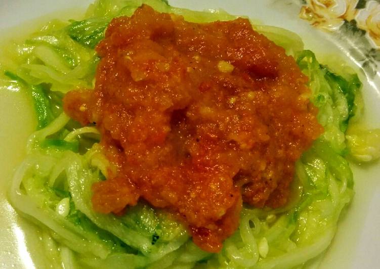 Espaguete de abobrinha com molho vermelho