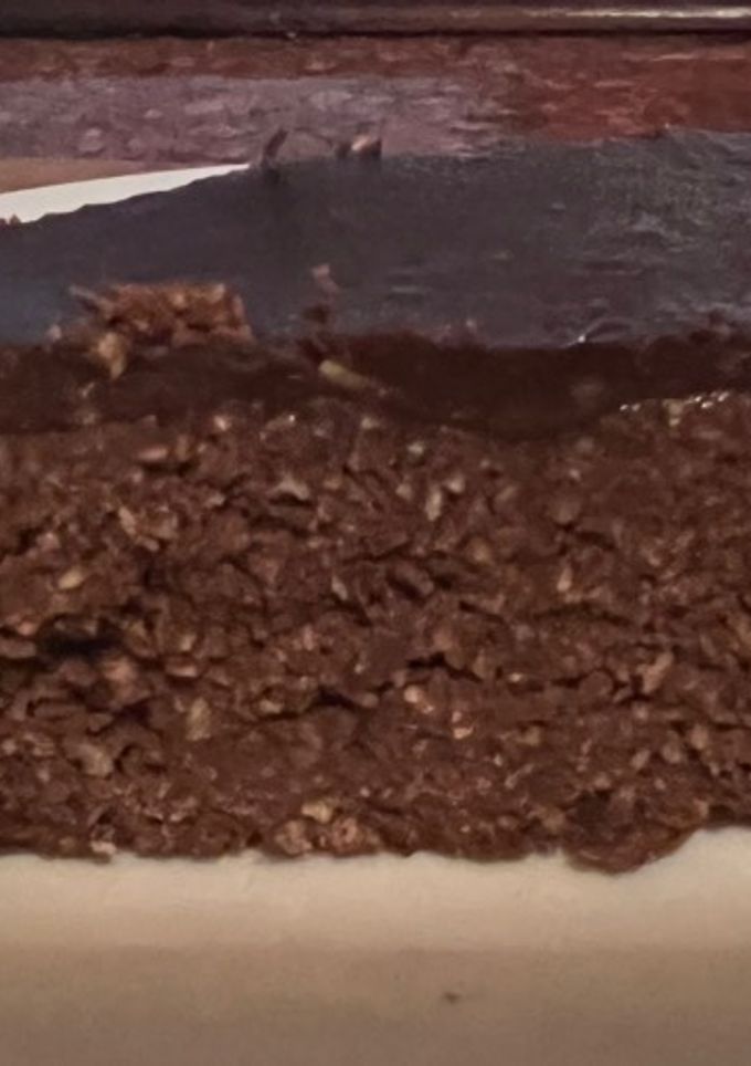 Una foto de TORTA DE CHOCOLATE, COCO y BAGAZO DE ALMENDRAS con cobertura de chocolate (sin gluten ni lácteos)