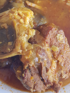 Una foto de Guiso de costillas con patata y alcachofas