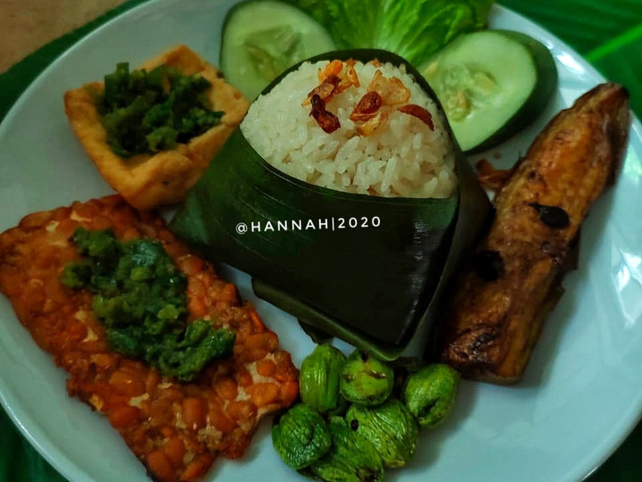 Cara Gampang Menyiapkan Nasi Uduk Tahu Tempe Penyet Sambal Ijo, Lezat Sekali