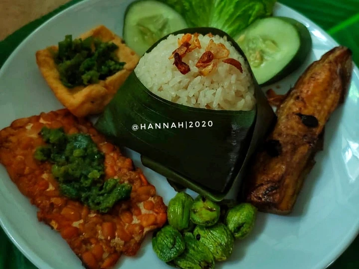 Langkah Mudah untuk Menyiapkan Resep Nasi Uduk Tahu Tempe Penyet Sambal Ijo yang  Bikin Ketagihan Anti Ribet, Lezat