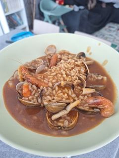 Una foto de Caldero de arroz con almejas, gambas y calamar