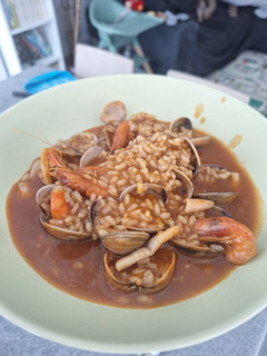 Una foto de Caldero de arroz con almejas, gambas y calamar