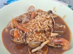 Foto principal de Caldero de arroz con almejas, gambas y calamar