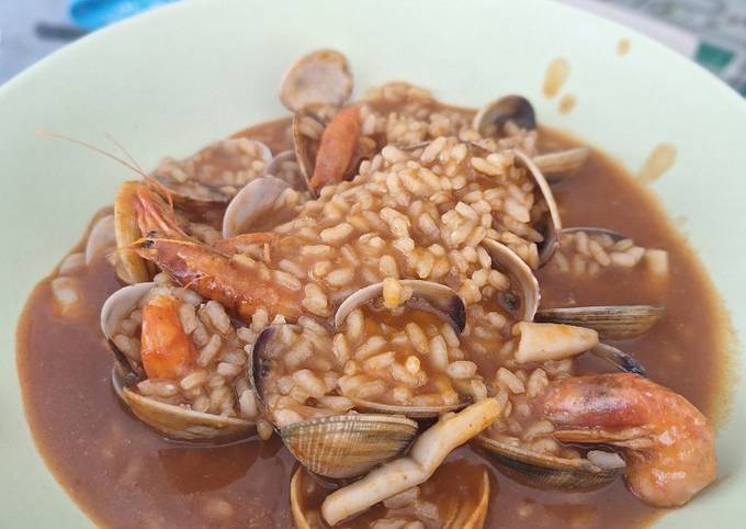 Foto principal de Caldero de arroz con almejas, gambas y calamar