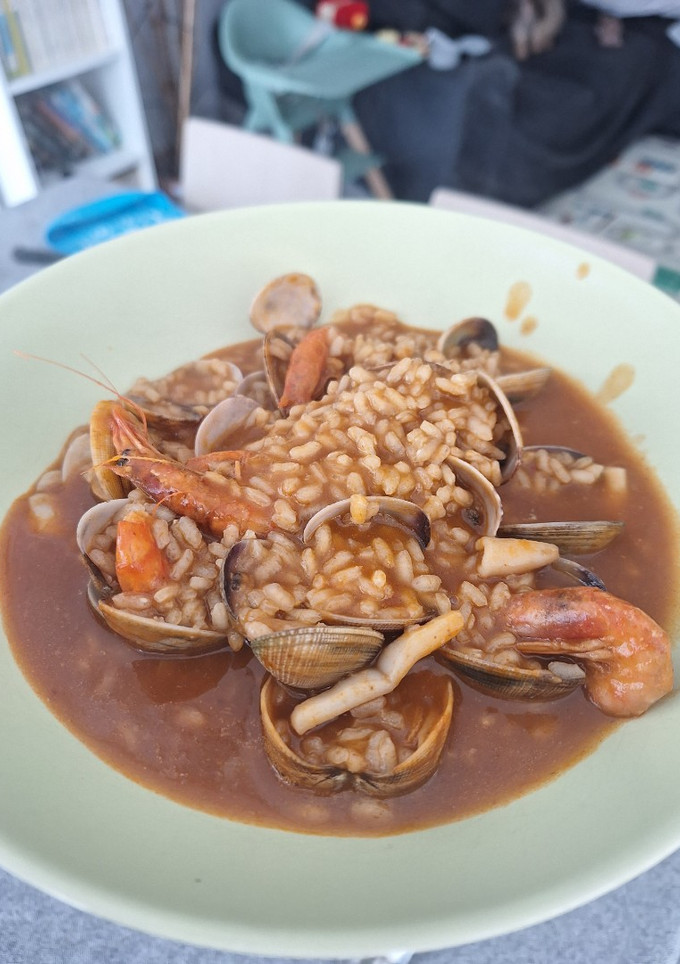 Una foto de Caldero de arroz con almejas, gambas y calamar