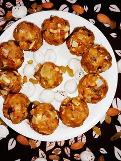 ड्राई फ्रूट लड्डू(Dry fruit laddu recipe in Hindi) रेसिपी मुख्य फोटो
