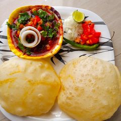 A picture of छोले भटूरे.