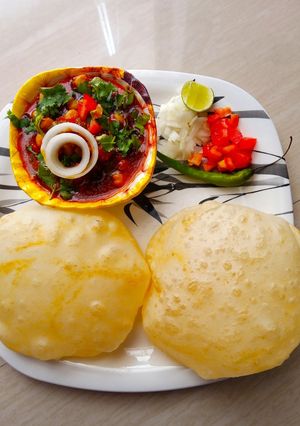 A picture of छोले भटूरे.