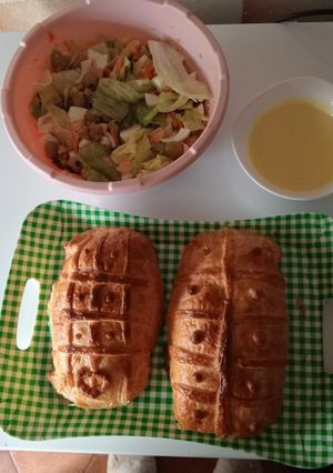 Una foto de Pollo Wellington con Salsa de Mostaza y Miel