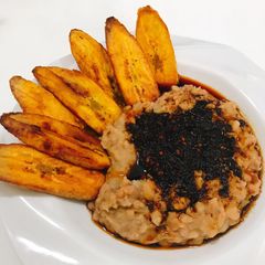 A picture of Ewa agoyin and fried plantain.