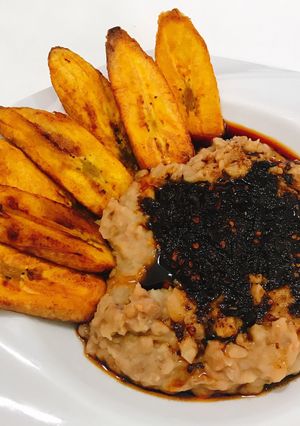 A picture of Ewa agoyin and fried plantain.