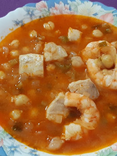 Una foto de Guiso de garbanzos con mero y langostinos