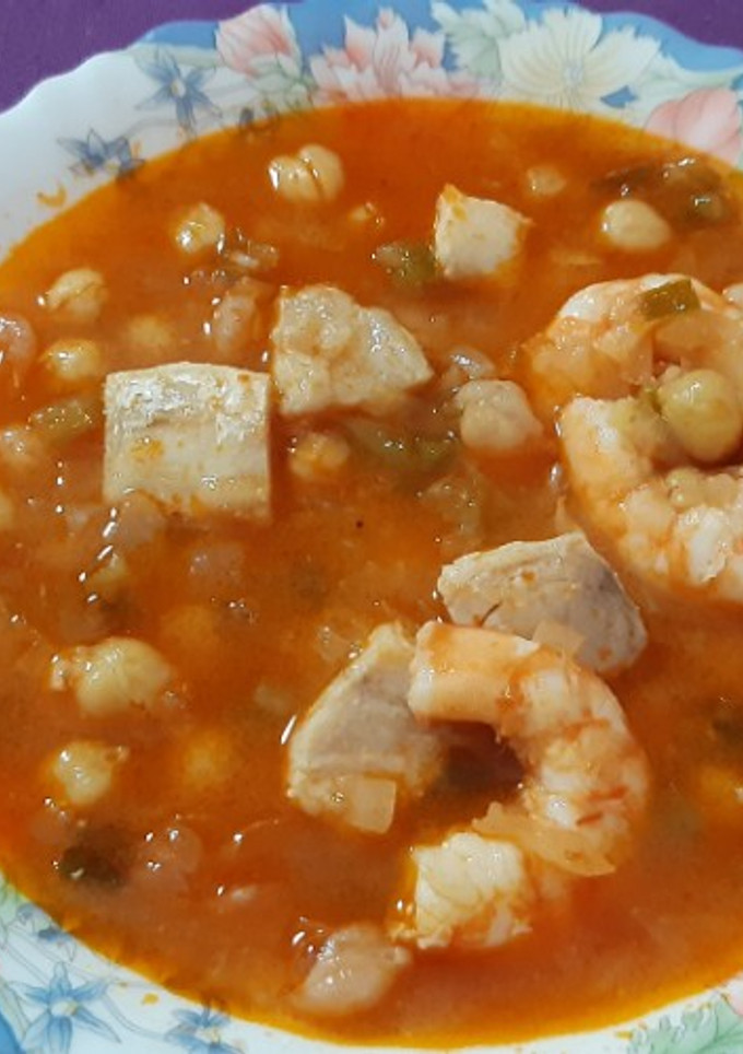Una foto de Guiso de garbanzos con mero y langostinos