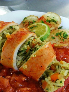 Una foto de Calamar relleno de arroz en salsa roja