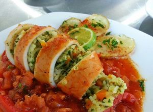 Una foto de Calamar relleno de arroz en salsa roja