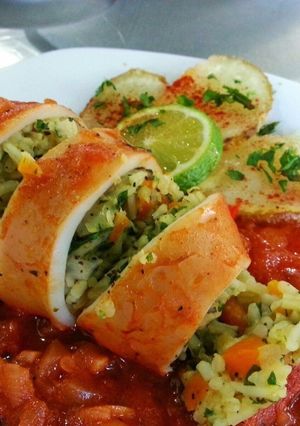 Una foto de Calamar relleno de arroz en salsa roja