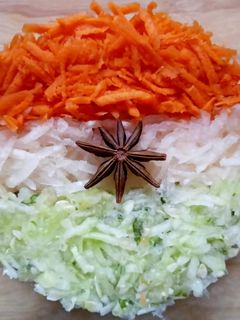 तिरंगा सलाद (Tiranga salad recipe in Hindi) रेसिपी मुख्य फोटो