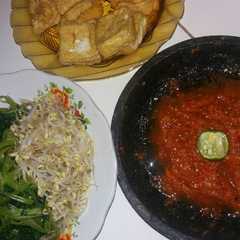 A picture of Pelecing Kangkung khas Lombok.