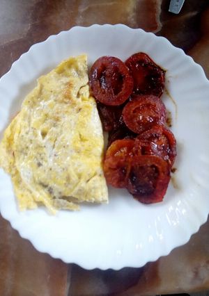 A picture of Fried tomatoes with eggs.
