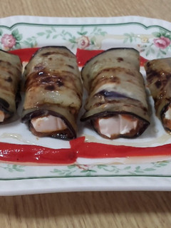 Una foto de Rollitos de berenjena, almendra y miel