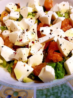 Una foto de Ensalada de aguacate con tomate y queso fresco