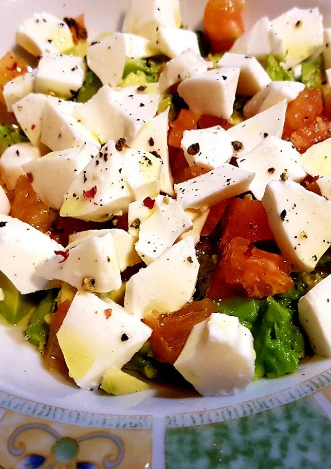 Una foto de Ensalada de aguacate con tomate y queso fresco