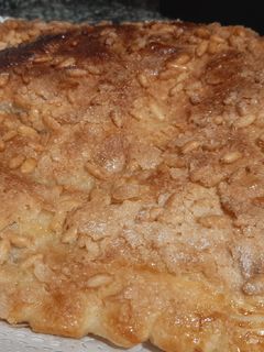 Una foto de Coca de hojaldre rellena de chocolate y crocanti de almendra