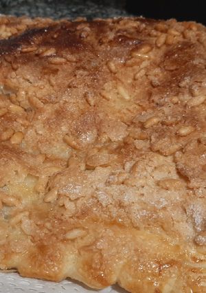 Una foto de Coca de hojaldre rellena de chocolate y crocanti de almendra