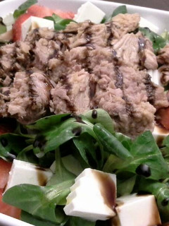 Una foto de Ensalada de atún y fresas