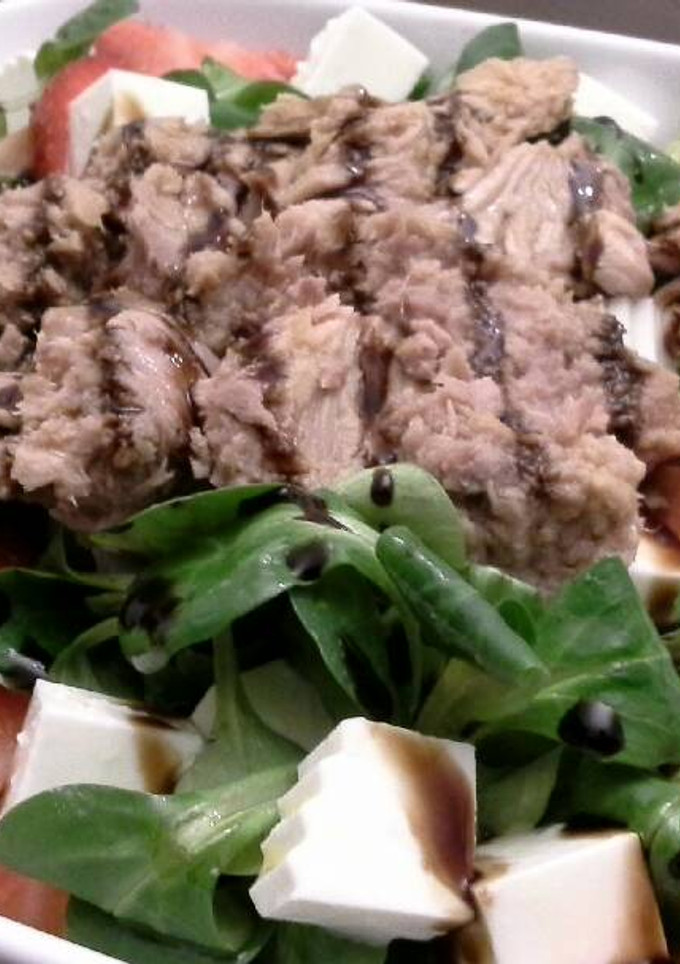 Una foto de Ensalada de atún y fresas