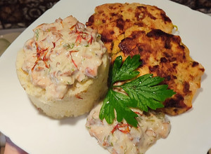Фото Курячі котлетки з кабачком, кускусом і соусом з лисичок😘.