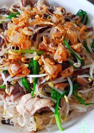 Hình của món Miến xào lòng gà.