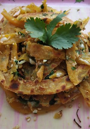 લસણ ના લચ્છા પરાઠા (Lasan Lachchha Paratha Recipe In Gujarati) રેસીપી મુખ્ય ફોટો