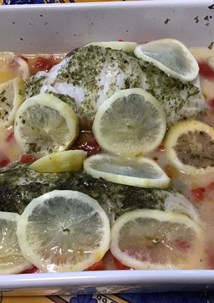 Une photo de Dos de cabillaud au poivron rouge, persil’algues et citron