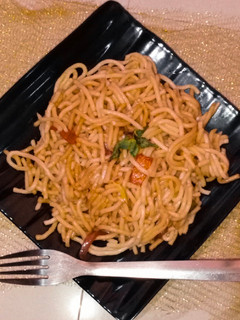 વેજ હક્કા નુડલ્સ (Veg Hakka Noodles Recipe In Gujarati) રેસીપી મુખ્ય ફોટો