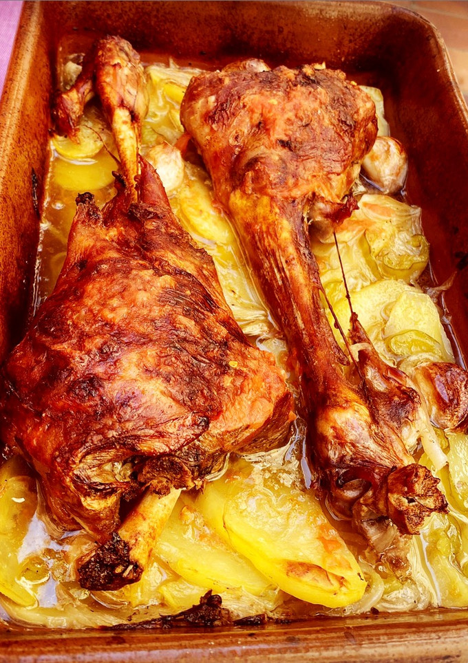 Una foto de Piernas de cordero lechal al horno (nueva receta)