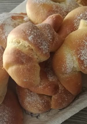 Foto di Ciambelle e cornetti soffici al forno