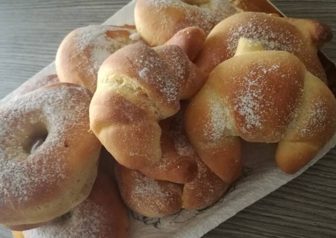 Ciambelle e cornetti soffici al forno