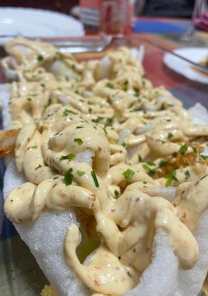 Una foto de Gambas al ajillo con mayonesa de huevo frito