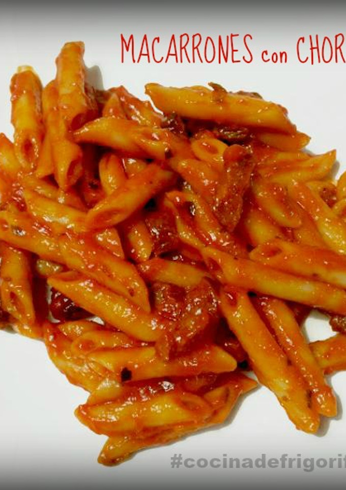 Una foto de Macarrones con chorizo y pasas
