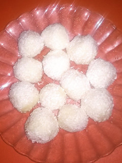 Una foto de Trufas de coco y chocolate blanco